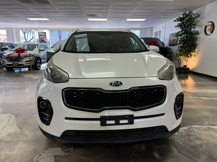 WHITE, 2017 KIA SPORTAGE Image 2