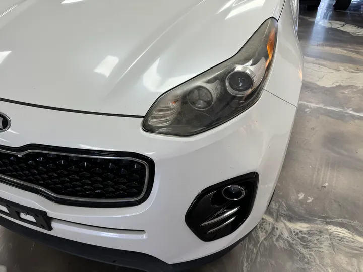 WHITE, 2017 KIA SPORTAGE Image 3