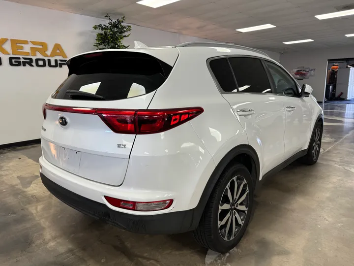 WHITE, 2017 KIA SPORTAGE Image 9