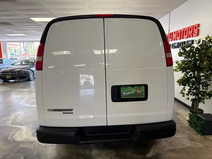 WHITE, 2016 CHEVROLET EXPRESS Image 11