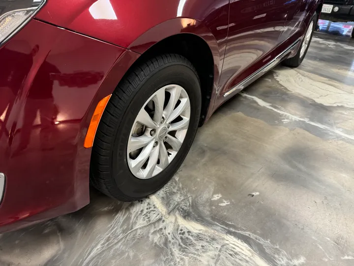 BURGUNDY, 2019 CHRYSLER PACIFICA Image 4