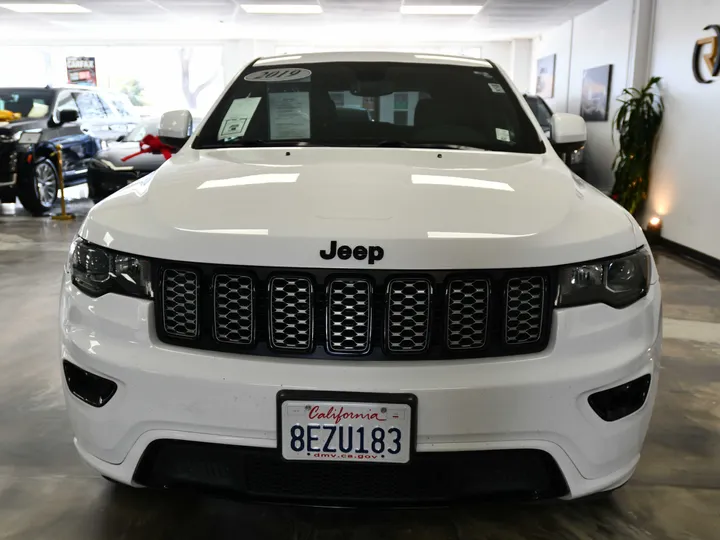 WHITE, 2018 JEEP GRAND CHEROKEE Image 2