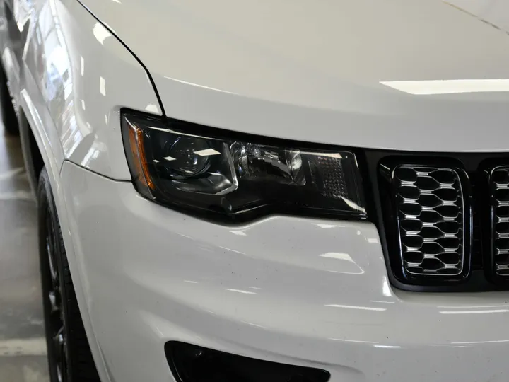 WHITE, 2018 JEEP GRAND CHEROKEE Image 3