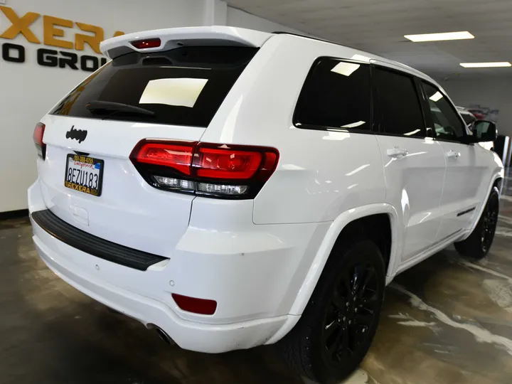 WHITE, 2018 JEEP GRAND CHEROKEE Image 12