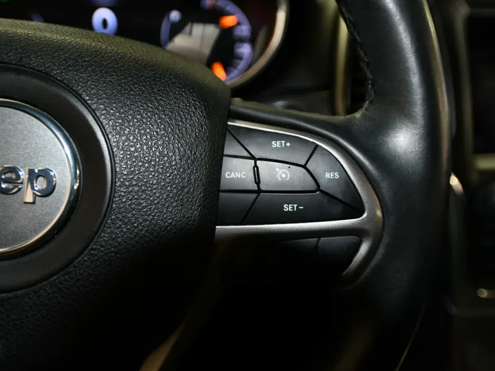 WHITE, 2018 JEEP GRAND CHEROKEE Image 28