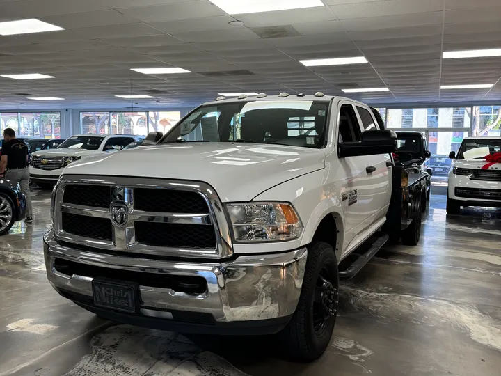 WHITE, 2018 RAM CHASSIS 3500 Image 3