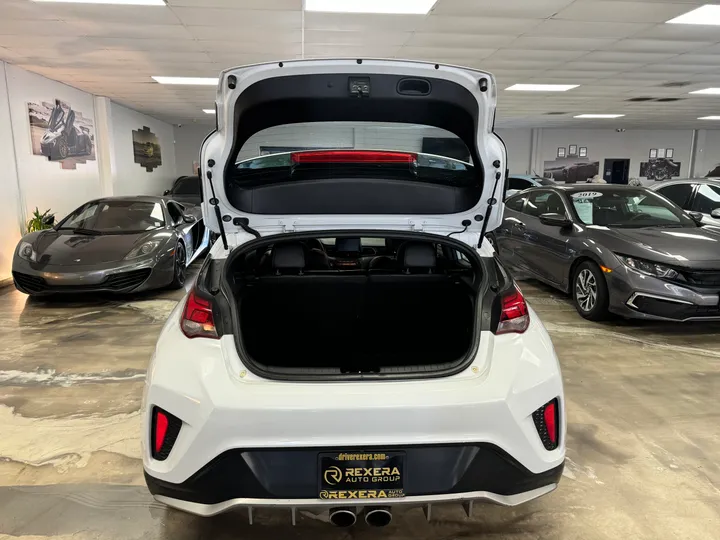 WHITE, 2019 HYUNDAI VELOSTER Image 16