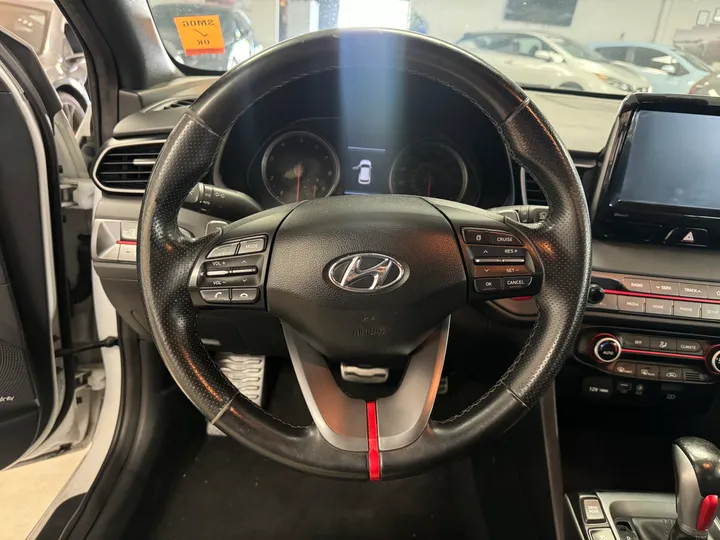 WHITE, 2019 HYUNDAI VELOSTER Image 22