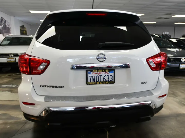 WHITE, 2017 NISSAN PATHFINDER Image 9