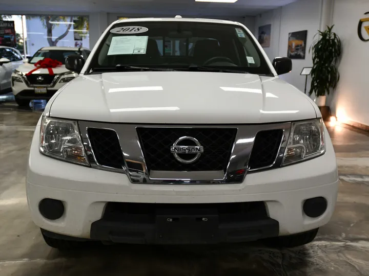 WHITE, 2018 NISSAN FRONTIER CREW CAB Image 2