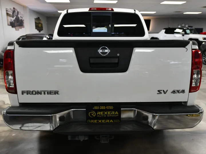 WHITE, 2018 NISSAN FRONTIER CREW CAB Image 9
