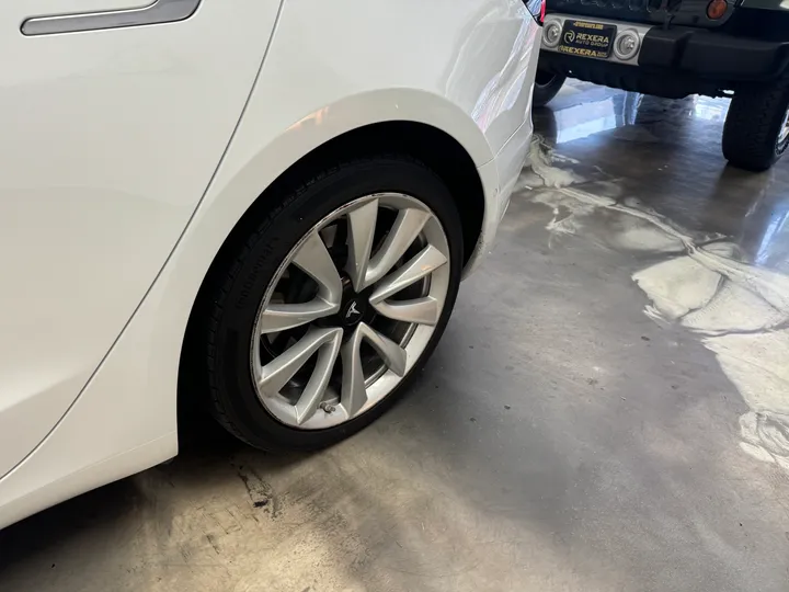 WHITE, 2018 TESLA MODEL 3 Image 8