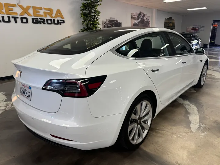 WHITE, 2018 TESLA MODEL 3 Image 11