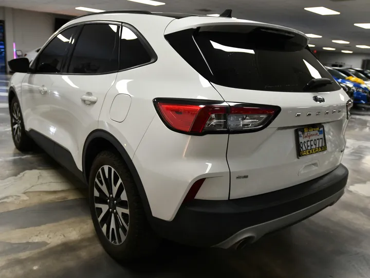 WHITE, 2020 FORD ESCAPE Image 8