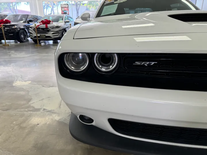 WHITE, 2015 DODGE CHALLENGER Image 6