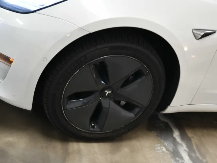 WHITE, 2018 TESLA MODEL 3 Image 6