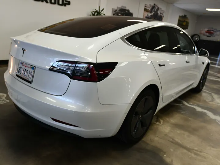 WHITE, 2018 TESLA MODEL 3 Image 12