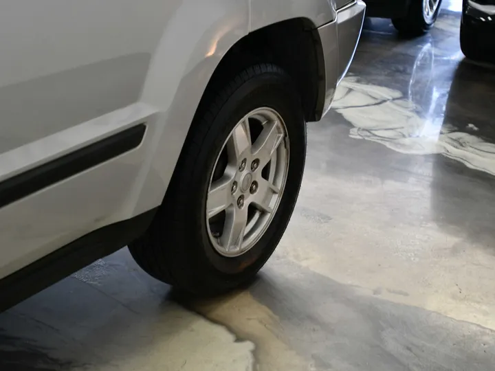 SILVER, 2007 JEEP GRAND CHEROKEE Image 7