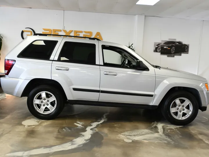 SILVER, 2007 JEEP GRAND CHEROKEE Image 10