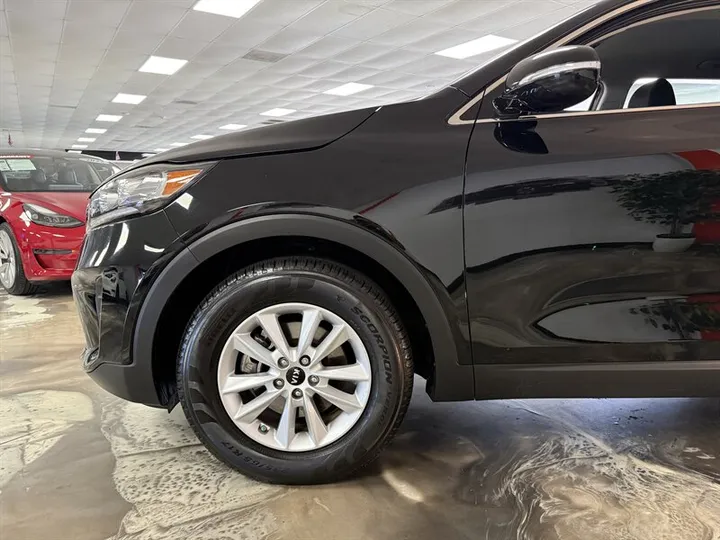 BLACK, 2019 KIA SORENTO Image 11