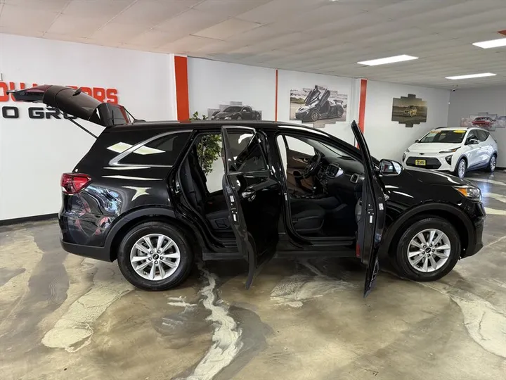 BLACK, 2019 KIA SORENTO Image 9