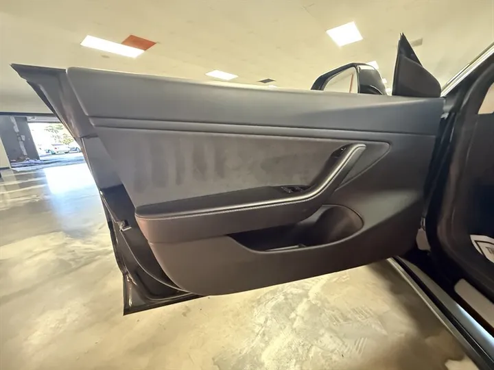 BLACK, 2018 TESLA MODEL 3 Image 18
