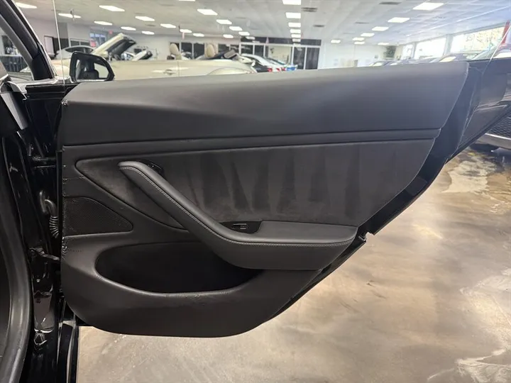 BLACK, 2018 TESLA MODEL 3 Image 29