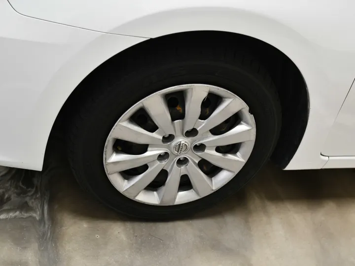 WHITE, 2019 NISSAN SENTRA Image 6