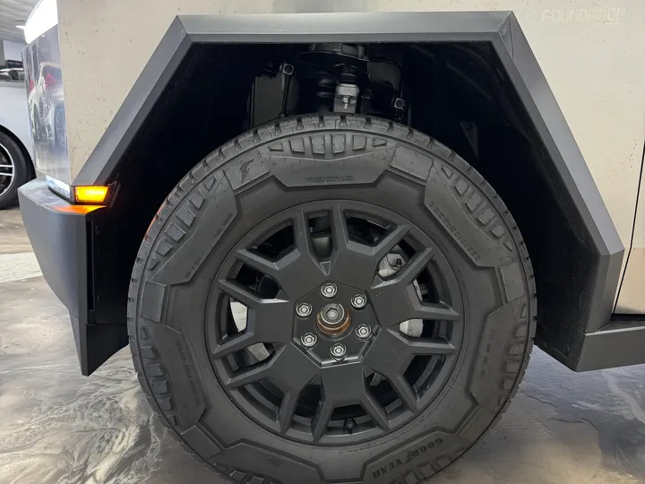 SILVER, 2024 TESLA CYBERTRUCK Image 4