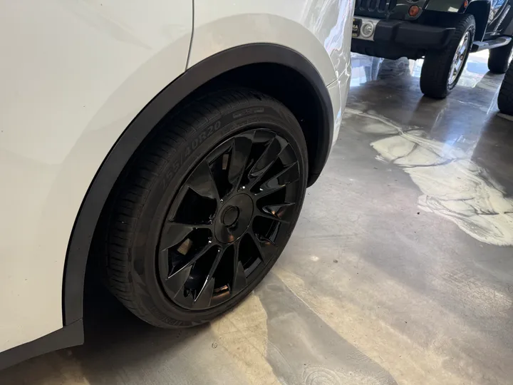 WHITE, 2020 TESLA MODEL Y Image 10