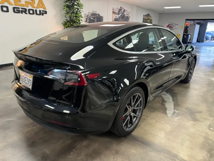 BLACK, 2018 TESLA MODEL 3 Image 10