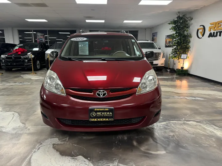 RED, 2010 TOYOTA SIENNA Image 2