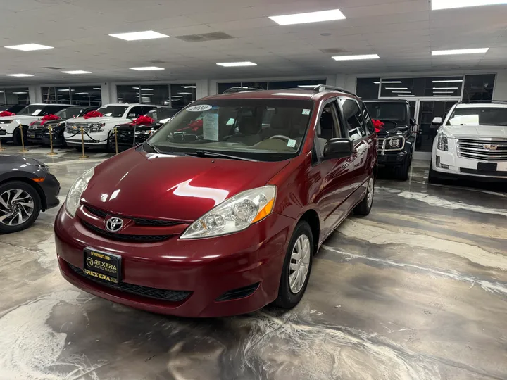 RED, 2010 TOYOTA SIENNA Image 3