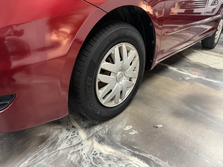 RED, 2010 TOYOTA SIENNA Image 4