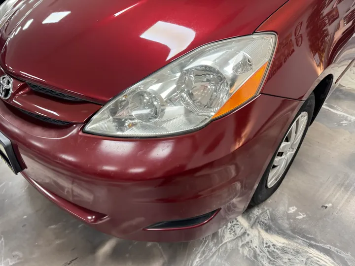 RED, 2010 TOYOTA SIENNA Image 5