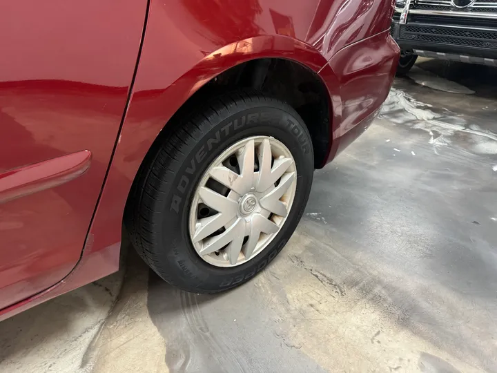 RED, 2010 TOYOTA SIENNA Image 7