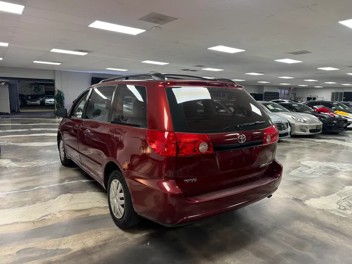 RED, 2010 TOYOTA SIENNA Image 8