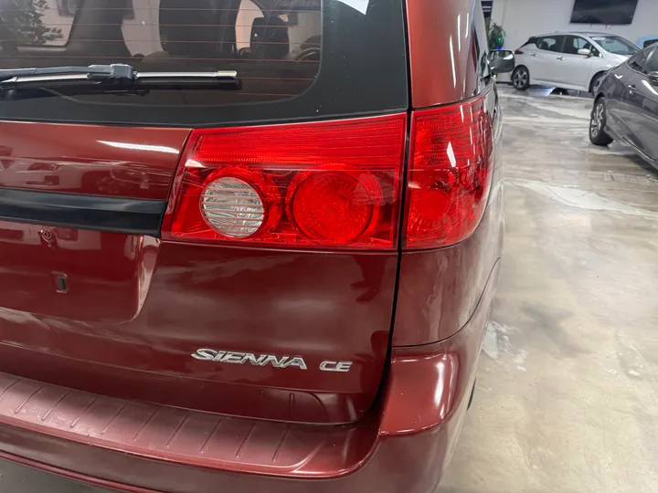 RED, 2010 TOYOTA SIENNA Image 11