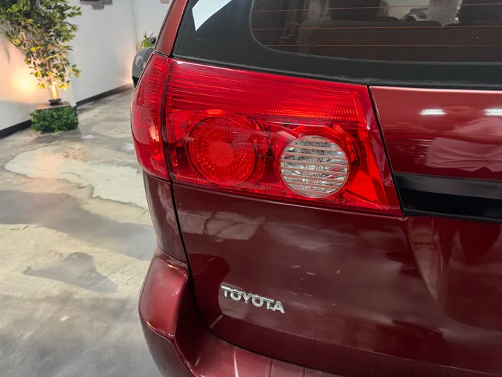 RED, 2010 TOYOTA SIENNA Image 12