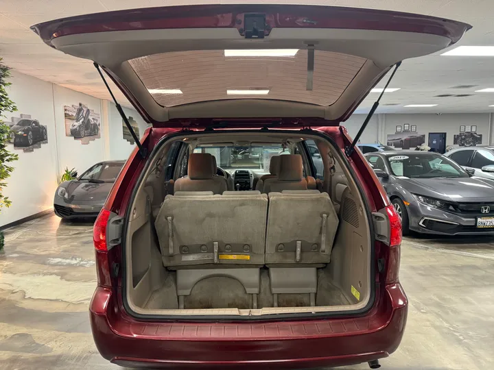 RED, 2010 TOYOTA SIENNA Image 13