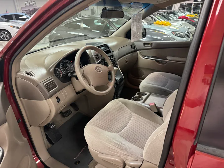 RED, 2010 TOYOTA SIENNA Image 14