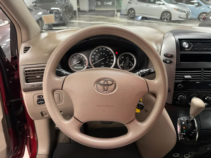 RED, 2010 TOYOTA SIENNA Image 17