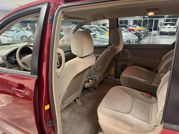 RED, 2010 TOYOTA SIENNA Image 29