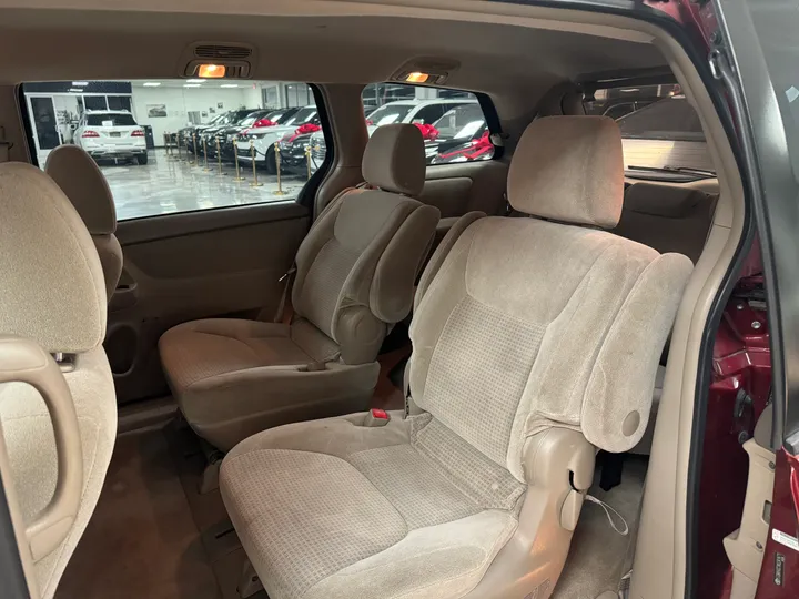 RED, 2010 TOYOTA SIENNA Image 30