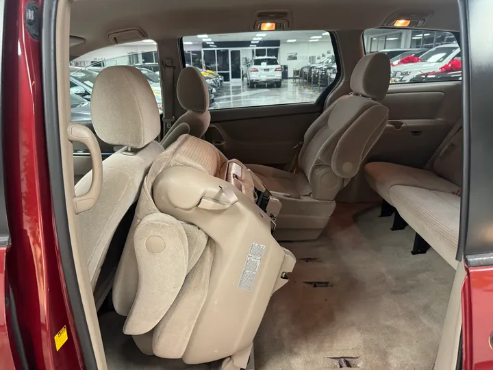 RED, 2010 TOYOTA SIENNA Image 33