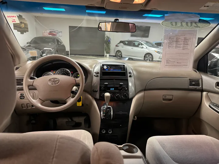 RED, 2010 TOYOTA SIENNA Image 34