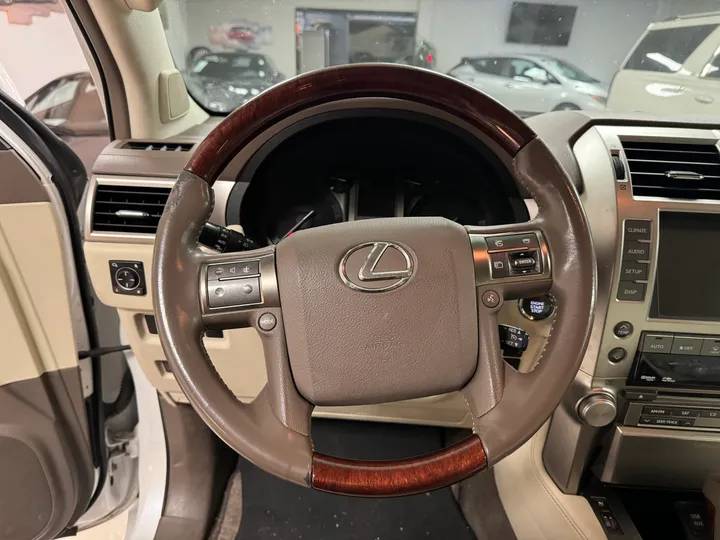 WHITE, 2010 LEXUS GX Image 20