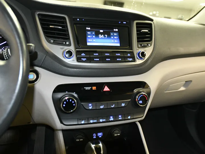 SILVER, 2017 HYUNDAI TUCSON Image 37