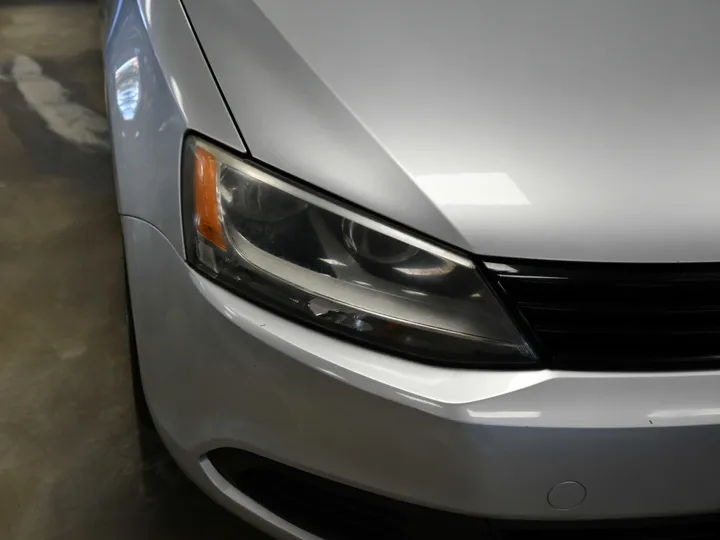 SILVER, 2011 VOLKSWAGEN JETTA Image 3