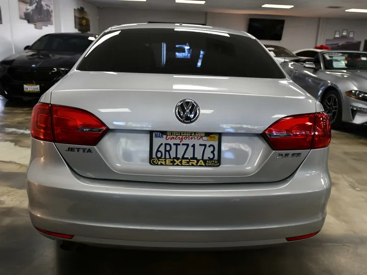 SILVER, 2011 VOLKSWAGEN JETTA Image 9